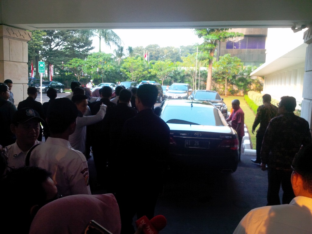 sri-mulyani-langsung-naik-mobil-usai-rapat_20170810_215233.jpg