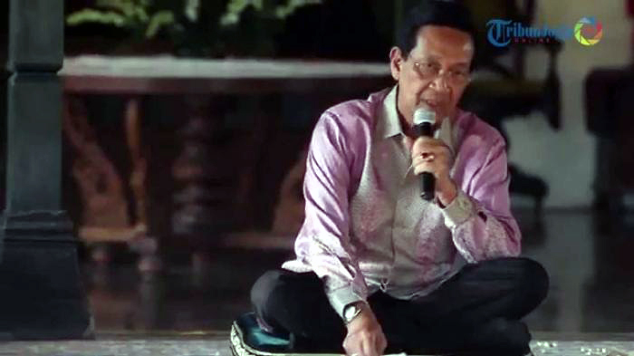sri-sultan-hb-x-beri-penjelasan-sabdaraja_20150509_094804.jpg