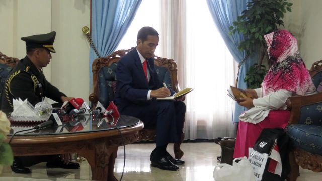 sri-wahyuni-48-atau-yang-akrab-disapa-sule-menyerahkan-hadiah-berupa-ayam_20170514_052825.jpg