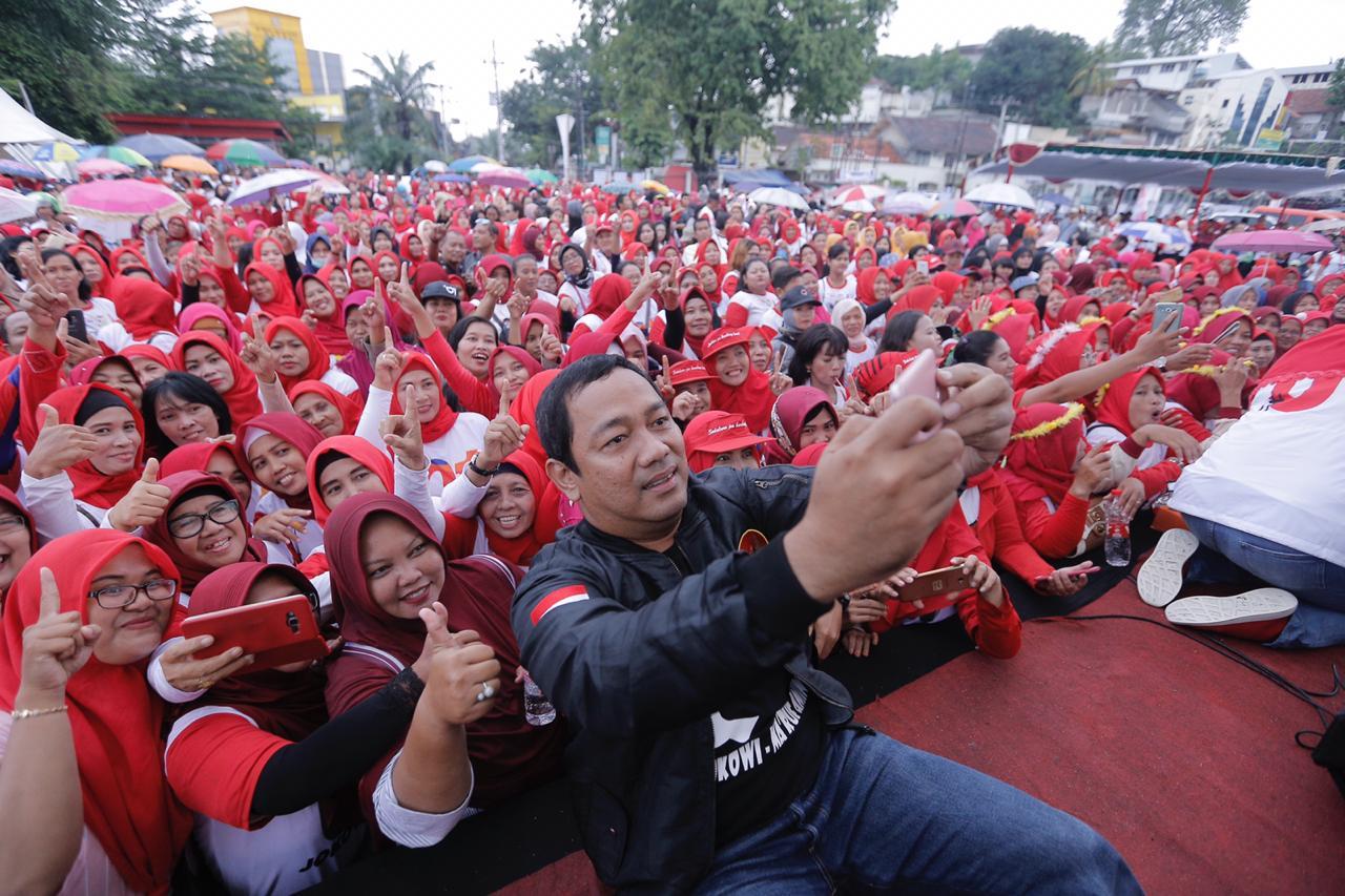 Tia Bersama Ribuan Srikandi Setia Jokowi Turun ke Jalan