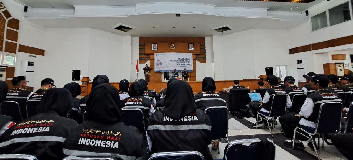 staf-khusus-menteri-agama-wibowo-prasetyo-beri-pengarahan-saat-pelepasan-ppih-di-asrama-haji.jpg
