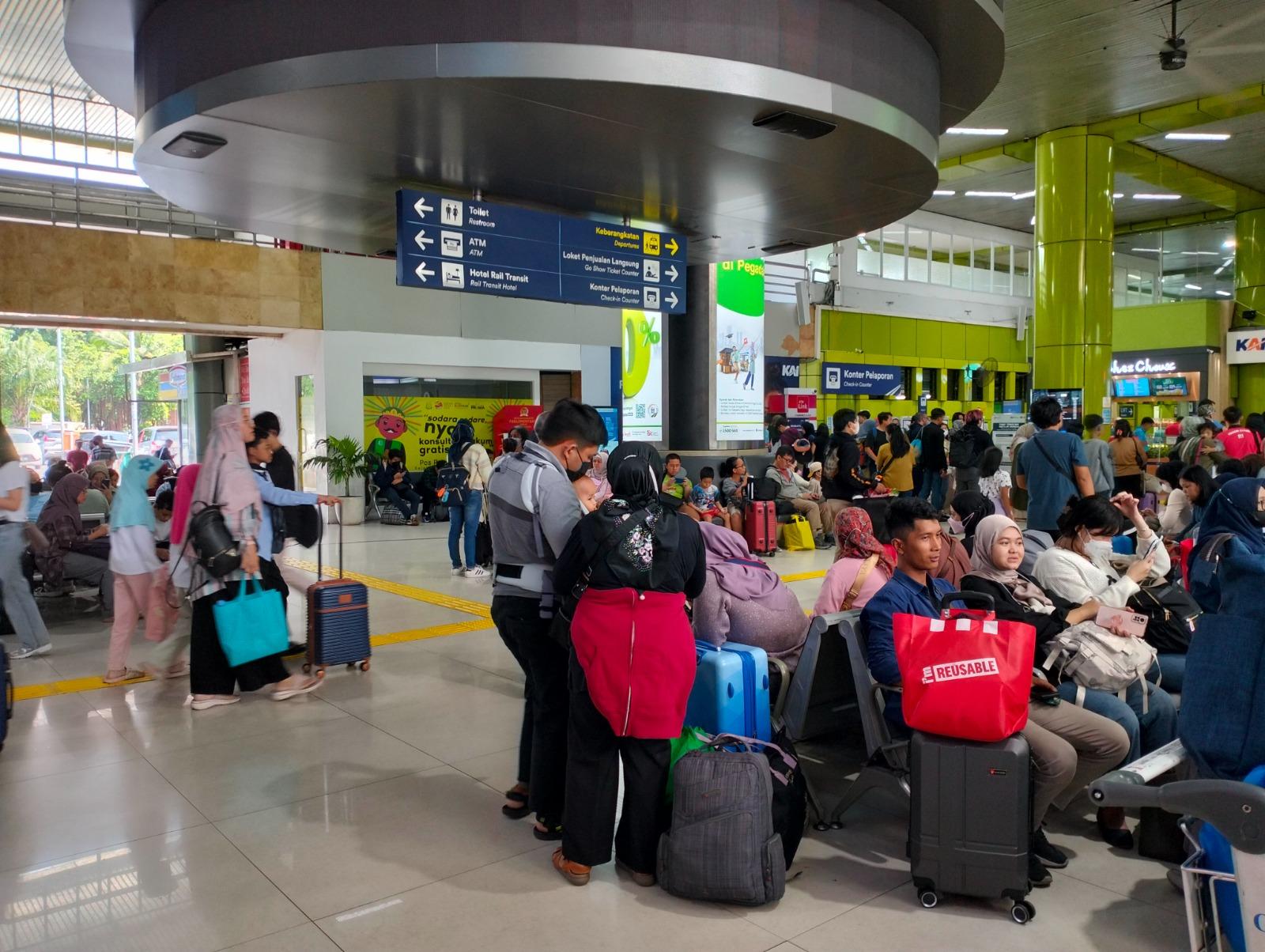 stasiun-gambir-jakarta-pusat-mulai-dipadati-oleh-penumpang-pada-rabu-2862023.jpg