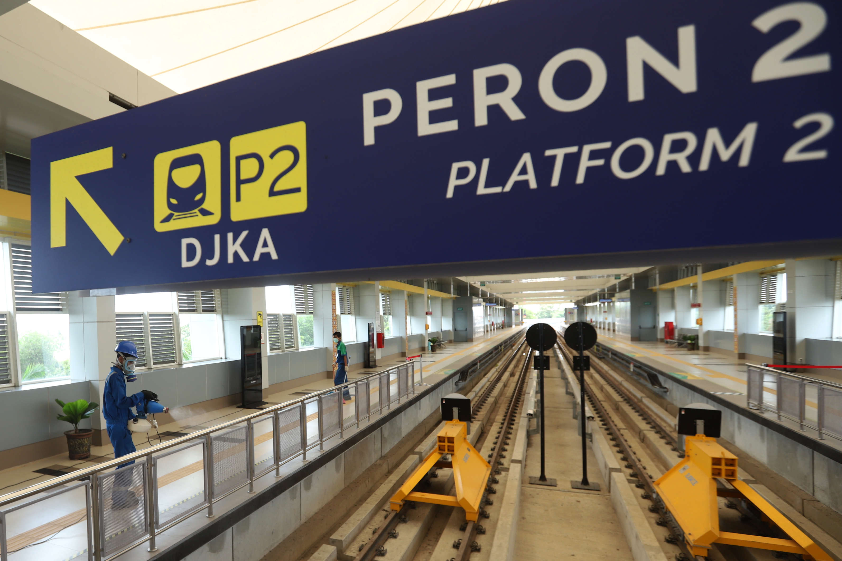stasiun-lrt-bandara-palembang-disemprot-disinfektan_20200318_212540.jpg