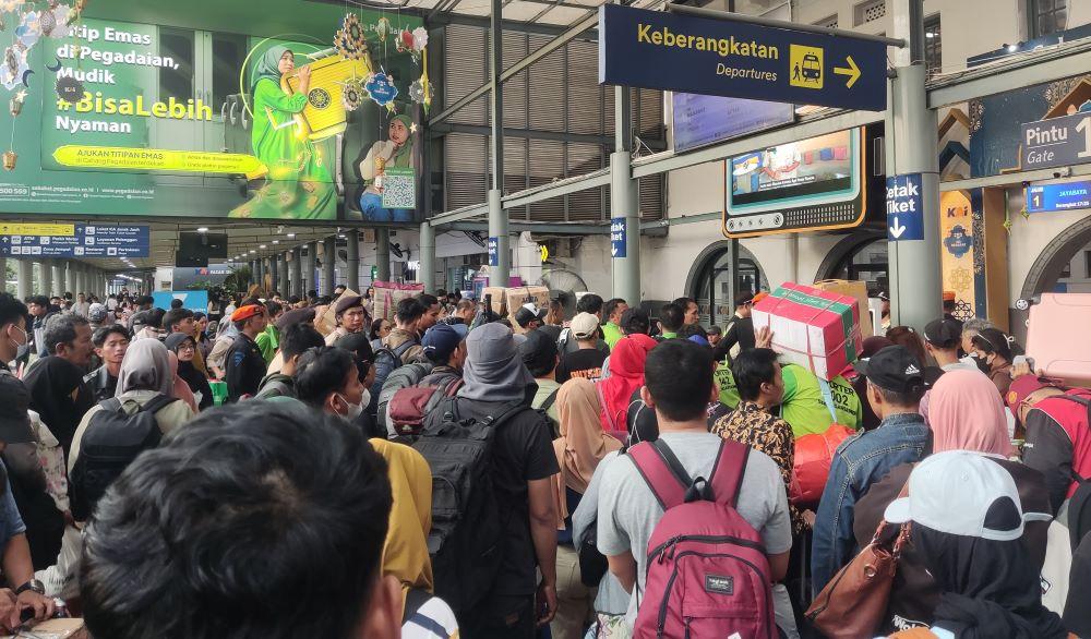 stasiun-pasar-senen-jakarta-pusat-dipadati-pemudik-tujuan-jawa-tengah-arus-mudik-lebaran-2024.jpg