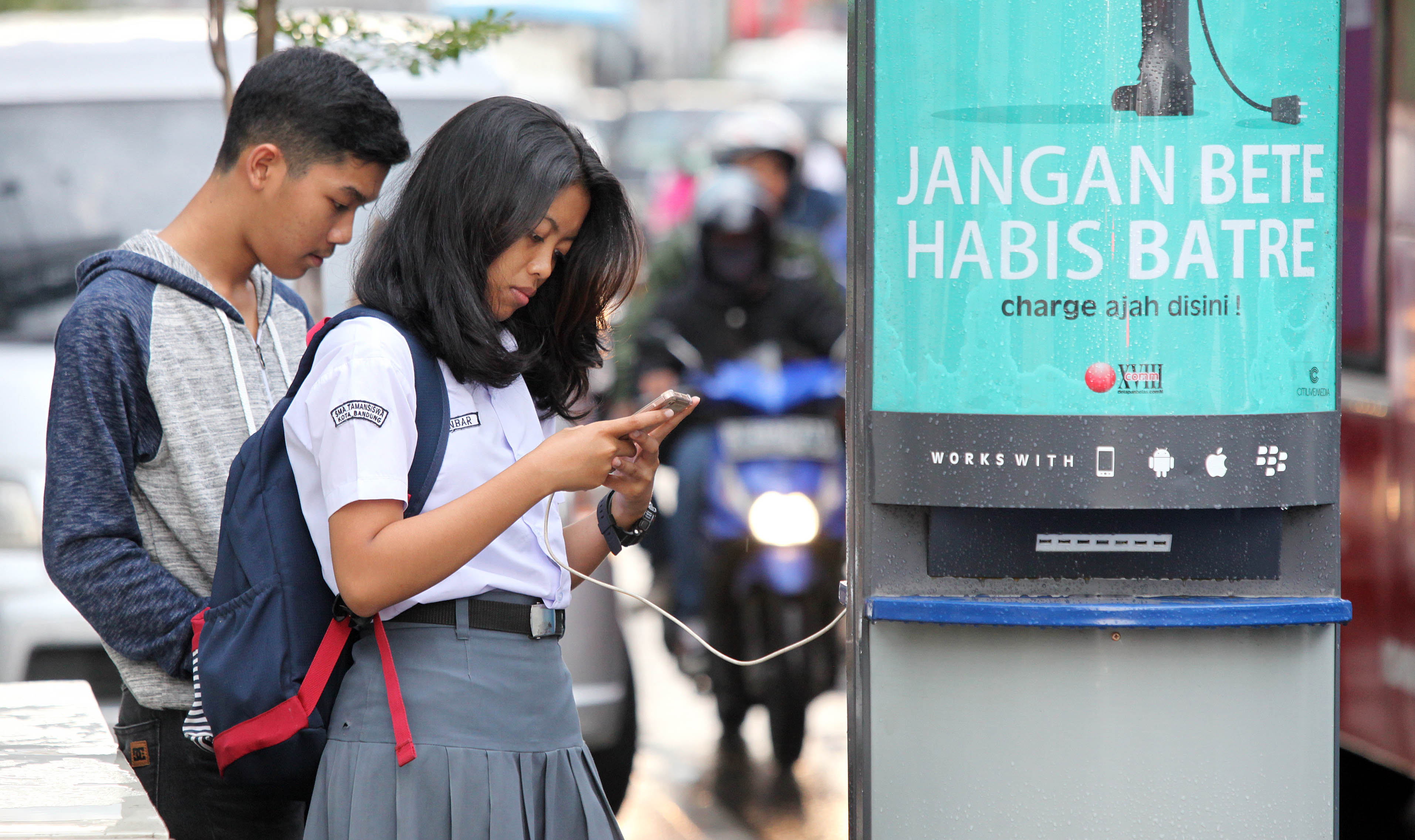 stasiun-pengisian-baterai-ponsel-di-bandung_20171018_210519.jpg