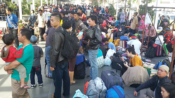 H-1 Stasiun Senen Tetap Dipadati Pemudik