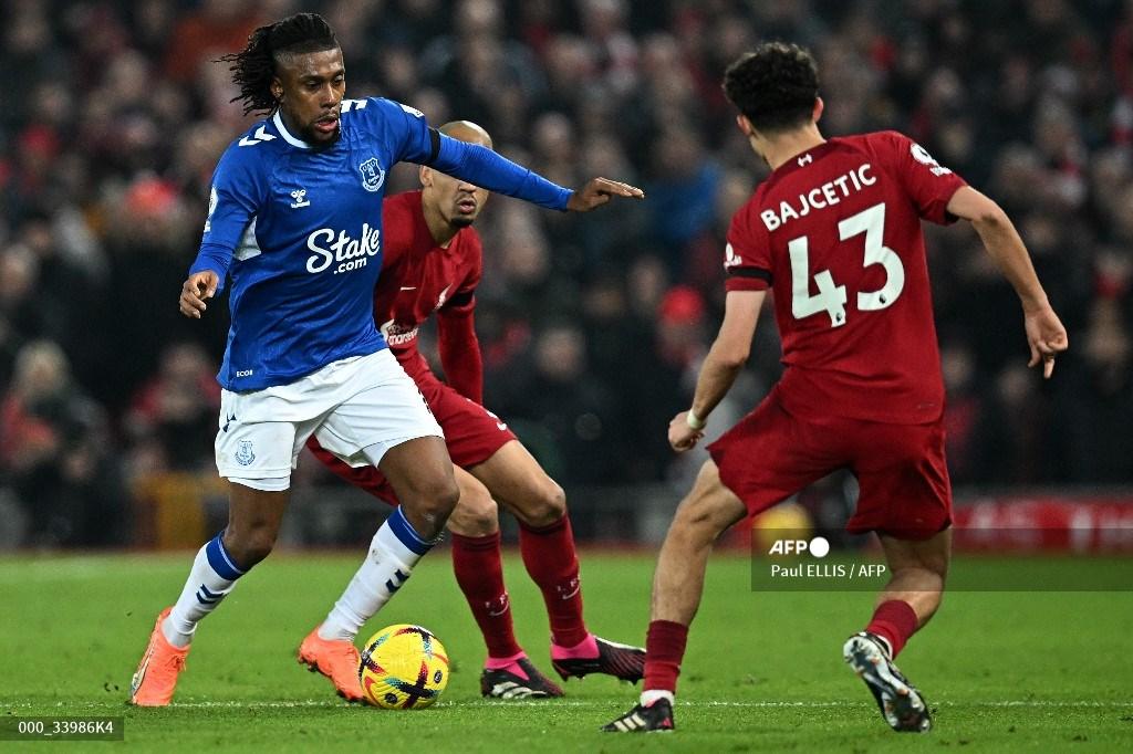 stefan-bajcetic-beraksi-melawan-everton-di-anfield.jpg