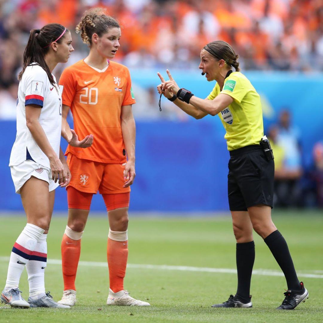 stephanie-frappart-wasit-pertama-wanita-di-laga-piala-super-eropa.jpg