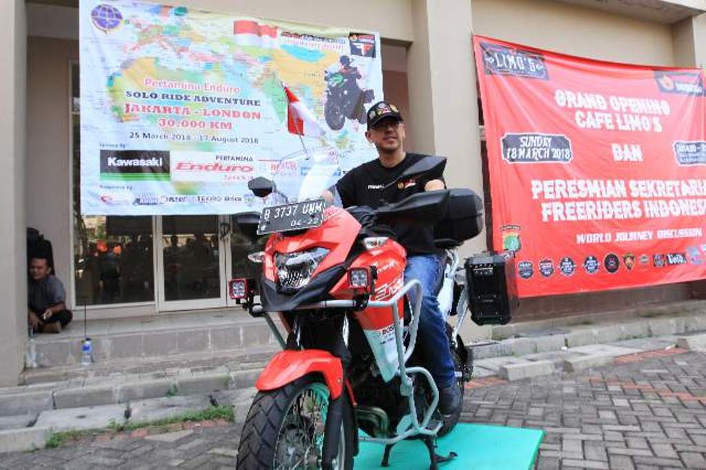 stephen-langitan-dengan-motor-kesayangannya_20180320_170214.jpg