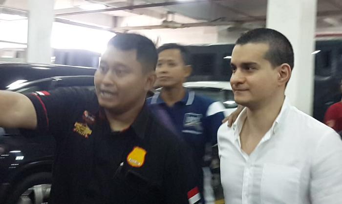 Tampil dengan Gaya Rambut Baru, Steve Emmanuel Lemparkan Senyum Saat Hadiri Sidang Perdana