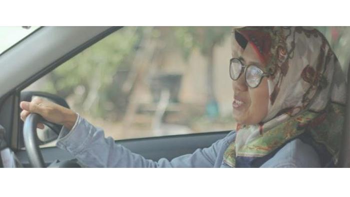 stigma-ibu-rumah-tangga-tak-halangi-sawitri-jalani-profesi-driver-mobil-online.jpg