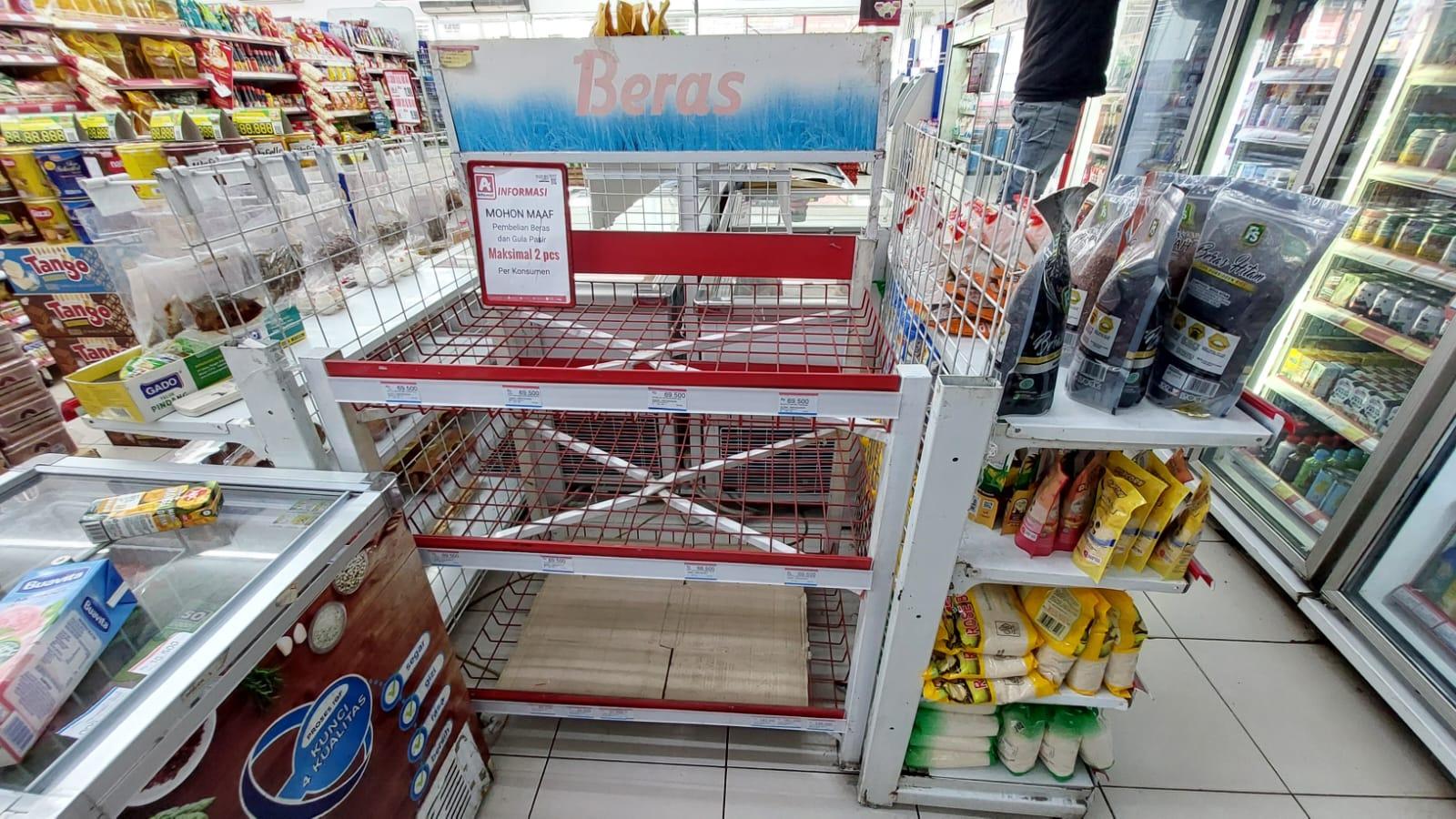 stok-beras-kosong-di-rak-gerai-ritel-alfamidi-jalan-raya-lenteng-agung.jpg