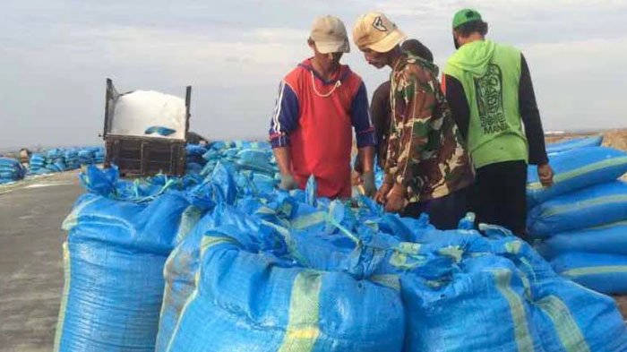 stok-garam-di-pegaraman-desa-pinggir-papas-dan-marentahun-ini_20181104_193404.jpg
