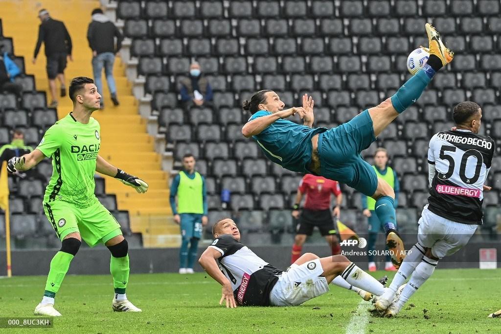 striker-ac-milan-zlatan-ibrahimovic-cetak-gol-ke-gawang-udinese.jpg
