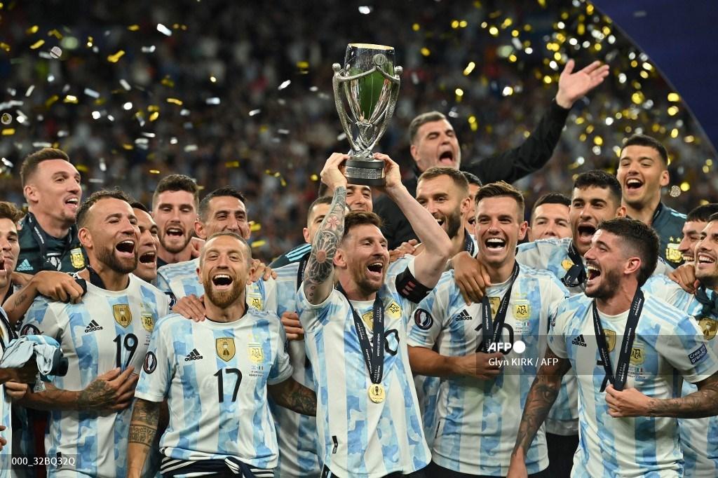 striker-argentina-lionel-messi-mengangkat-trofi-finalssima.jpg