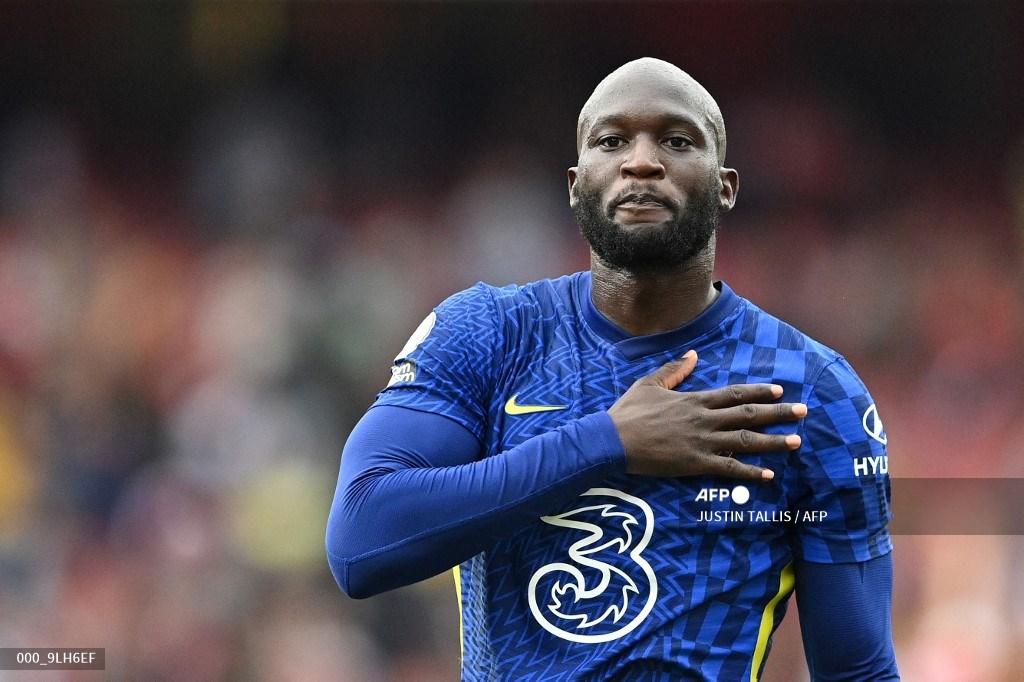 striker-chelsea-asal-belgia-romelu-lukaku-memberi-isyarat-kepada-para-pendukung.jpg