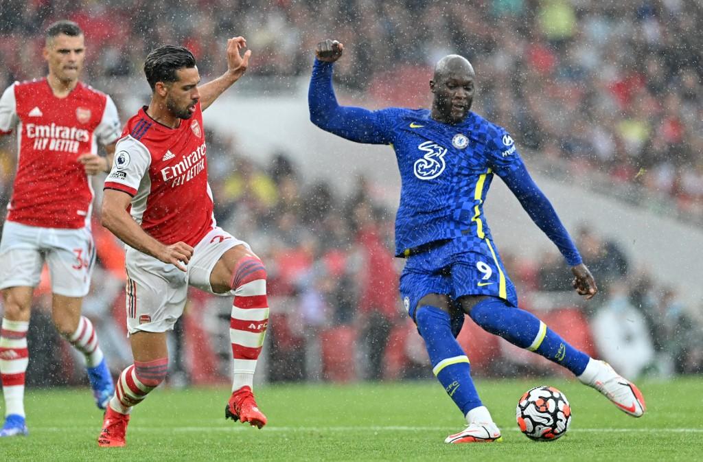striker-chelsea-belgia-romelu-lukaku-berduel-dengan-pemain-arsenal-spanyol-pablo-mari.jpg