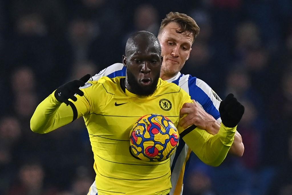 striker-chelsea-belgia-romelu-lukaku-kiri-bersaing-dengan-bek-brighton.jpg