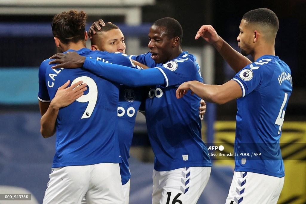 striker-everton-brazil-richarlison-2nd-l-merayakan-bersama-rekan-satu-timnya.jpg