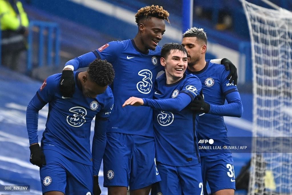 striker-inggris-chelsea-tammy-abraham-kedua-dari-kiri-merayakan-bersama-rekan-rekan-setimnya.jpg