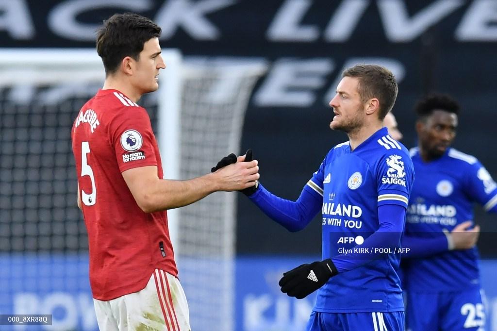 striker-leicester-city-inggris-jamie-vardy-kanan-berjabat-tangan-dengan-harry-maguire.jpg