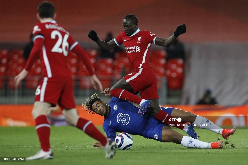 striker-liverpool-senegal-sadio-mane-atas-dilanggar-oleh-bek-inggris-chelsea-reece-james.jpg