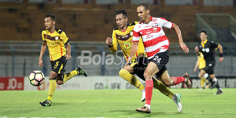 striker-madura-united-peter-odemwingie_20180404_152019.jpg