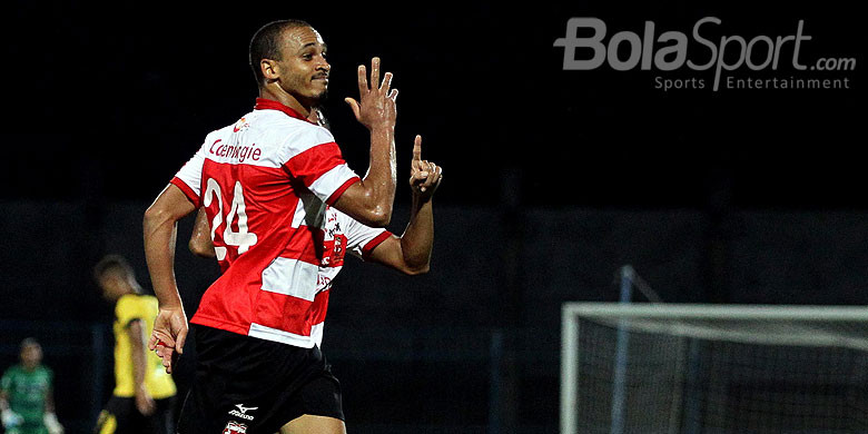 striker-madura-united-peter-odemwingie_20180724_155510.jpg