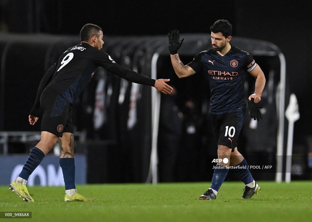 striker-manchester-city-brasil-gabriel-jesus-memberi-selamat-kepada-sergio-aguero.jpg