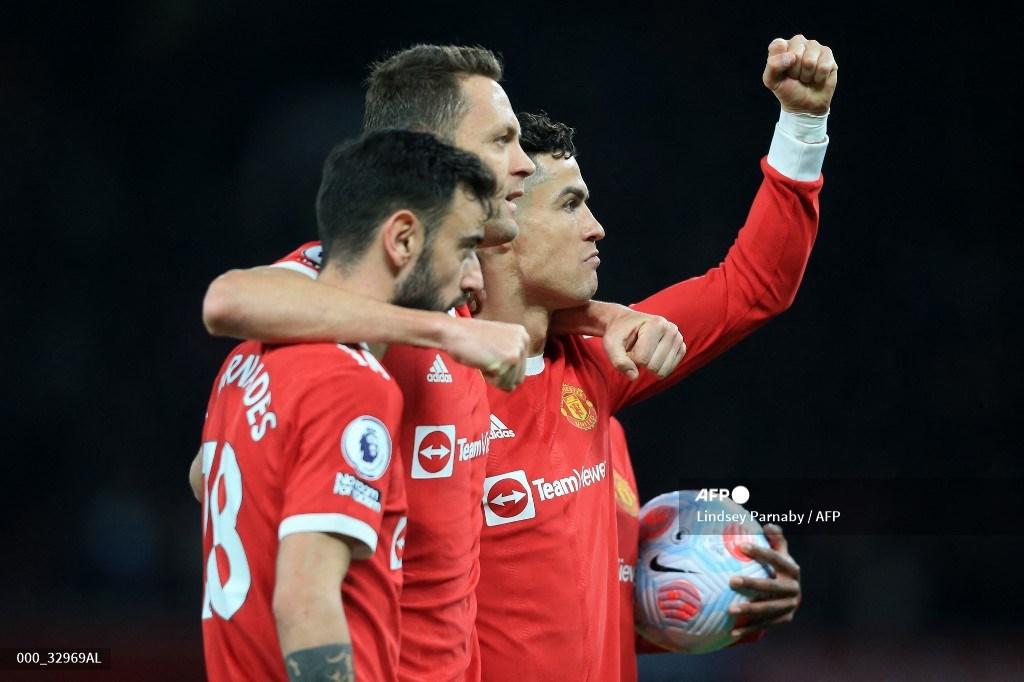 striker-manchester-united-portugal-cristiano-ronaldo-kanan-merayakan-dengan-dua-rekannya.jpg