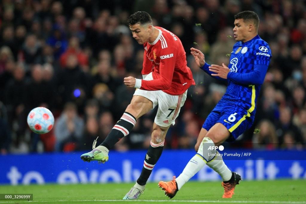 striker-manchester-united-portugal-cristiano-ronaldo-kiri-menembak-melewati-bek-chelsea.jpg