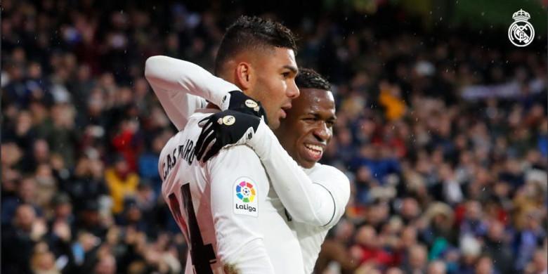 striker-muda-brasil-vinicius-junior-memeluk-casemiro.jpg