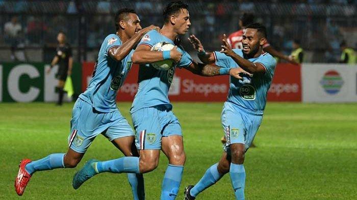striker-persela-alex-dos-santos-rayakan-gol-ke-gawang-madura-united.jpg
