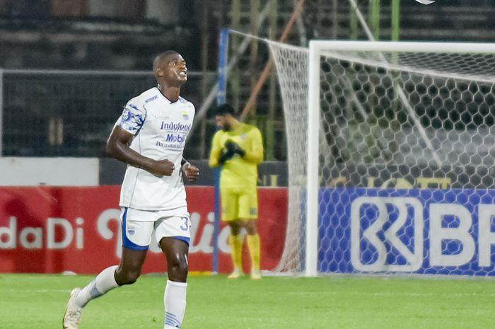 striker-persib-bandung-bruno-cantanhede-bobol-gawang-arema-fc.jpg