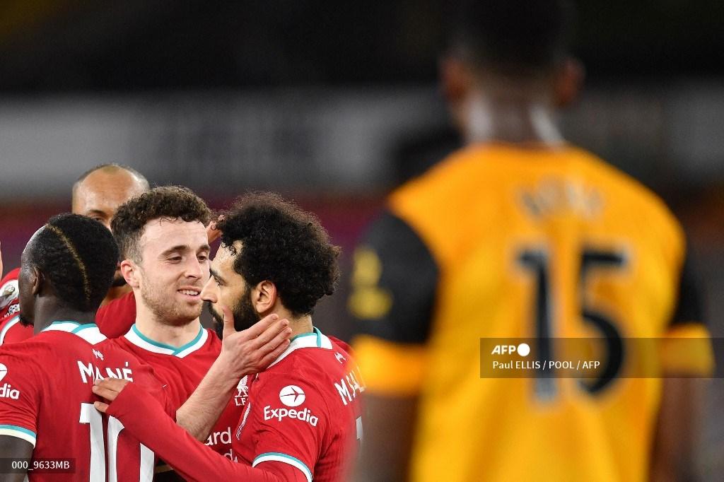 striker-portugal-liverpool-diogo-jota-2l-merayakan-gol-pembuka-dengan-mohamed-salah.jpg
