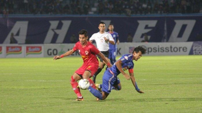 striker-psis-semarang-terjatuh-saat-menghadapi-kalteng-putra-di-liga-1-2019.jpg