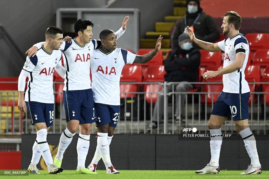 striker-tottenham-hotspur-dari-korea-selatan-son-heung-min-cetak-gol-ke-gawang-liverpool.jpg
