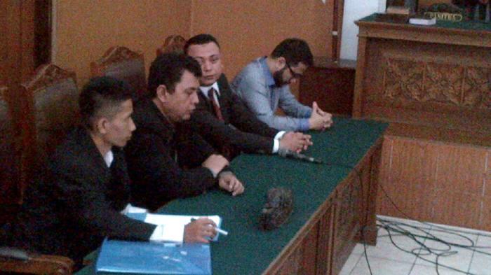 suami-cathy-sharon-nunduk_20160411_133032.jpg