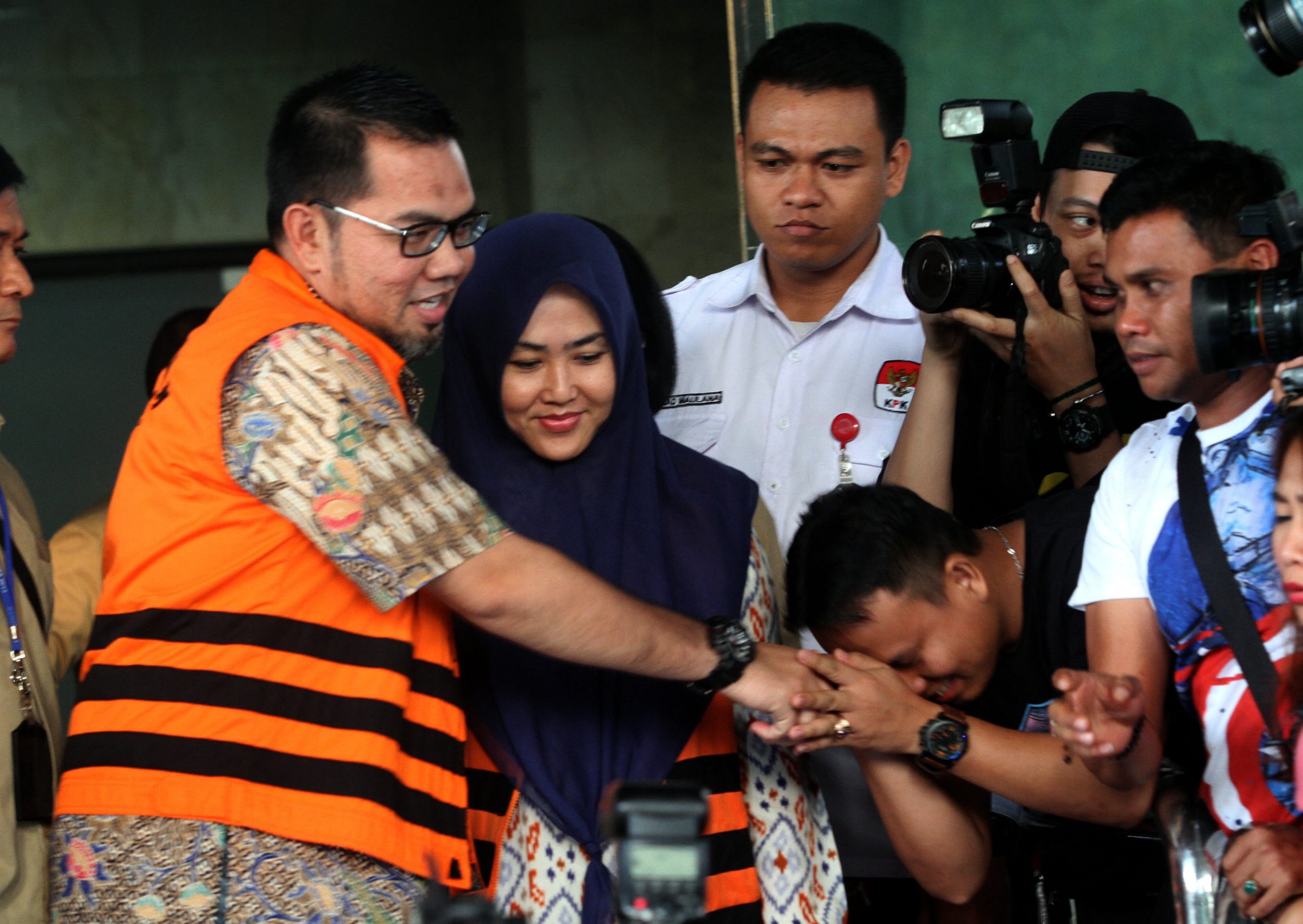 suami-dan-istri-bupati-empat-lawang-jadi-tersangka_20150722_200639.jpg