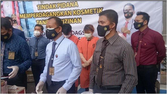 suami-istri-yang-mengedarkan-kosmetik-ilegal.jpg