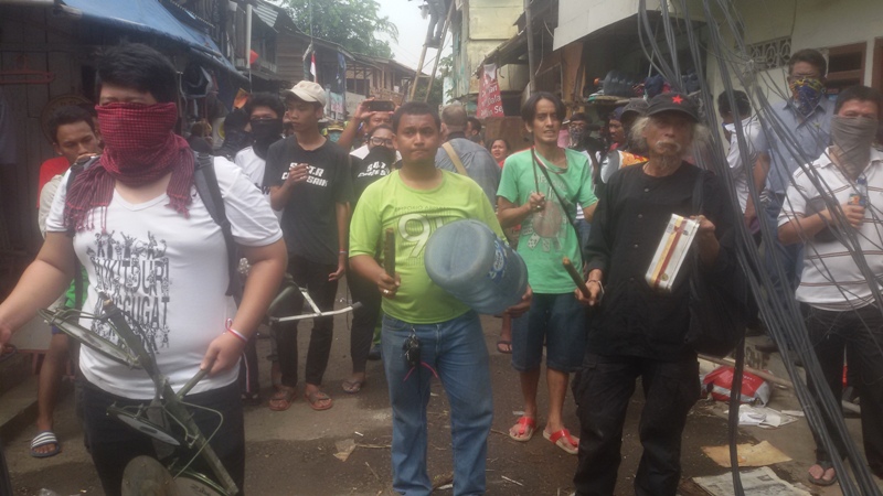 suara-tabuhan-perlatan-rumah-tangga-warnai-penggusuran-bukit-duri_20160928_100929.jpg