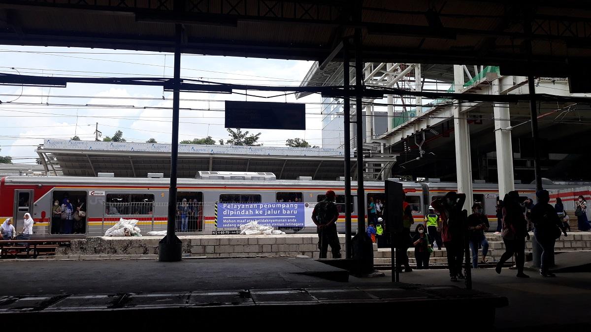 Penumpang KRL Bekasi-Kota Komplain, Uji Coba Double Track Kok di Hari Kerja