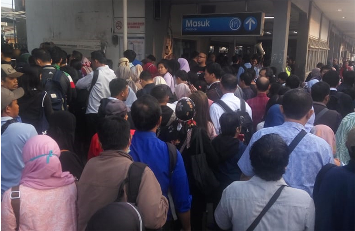 suasana-antrean-penumpang-di-stasiun-depok_20180723_084334.jpg