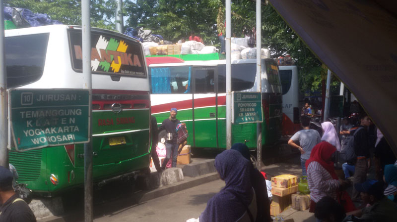 suasana-area-keberangkatan-bus-akap-di-terminal-pulogadung_20160630_150238.jpg