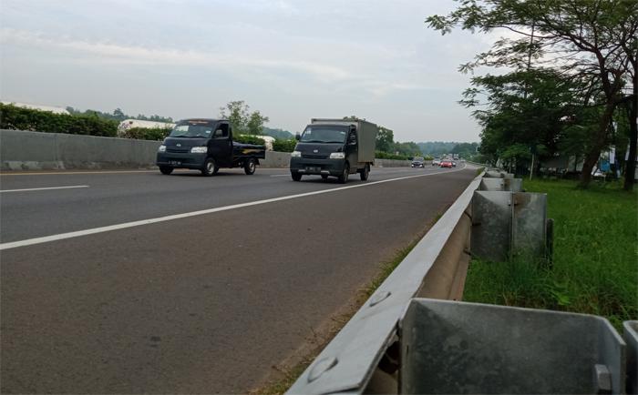 suasana-arus-lalu-lintas-di-km-72-a-tol-cipularang-30-april.jpg