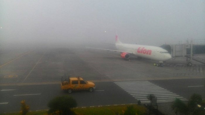 suasana-di-bandara-adi-soemarmo-dipenuhi-kabut-tebal_20170505_094153.jpg