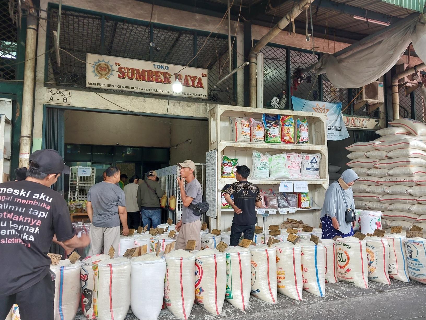 suasana-di-salah-satu-toko-beras-di-pasar-induk-beras-cipinang-jakarta-timur.jpg