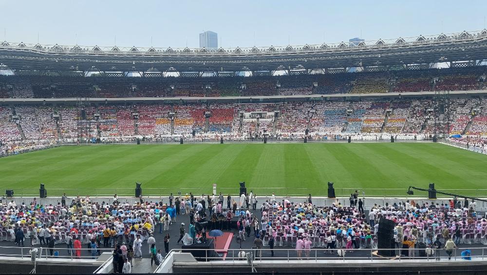 Dua Setengah Jam Jelang Paus Fransiskus Hadir, Ribuan Umat Katolik Sudah Duduk di Tribun Stadion GBK