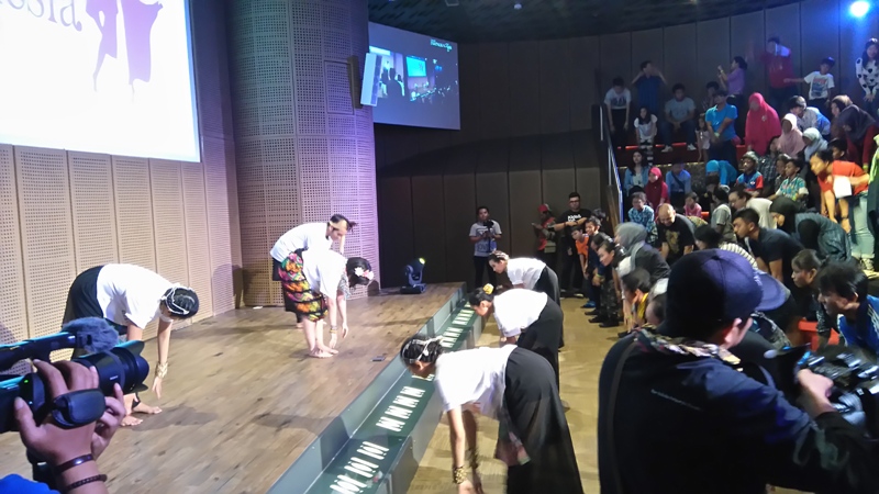 suasana-gigi-art-dance-saat-mengajarkan-masyarakat-menari-02_20151107_192744.jpg
