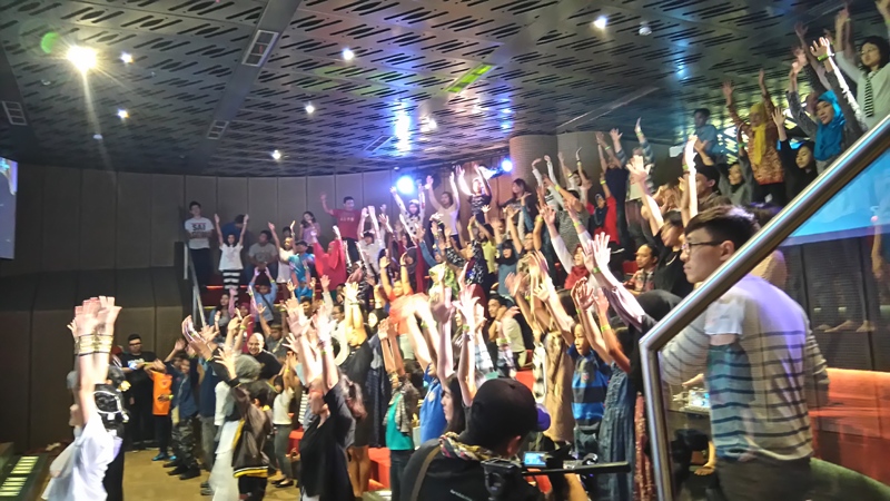 suasana-gigi-art-dance-saat-mengajarkan-masyarakat-menari_20151107_192651.jpg<pf>suasana-gigi-art-dance-saat-mengajarkan-masyarakat-menari-02_20151107_192744.jpg